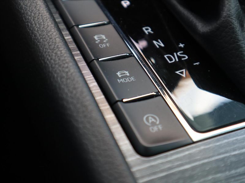 Škoda Superb 2,0 TDI DSG ACC DCC Kamera LED - fotka 39 z 58