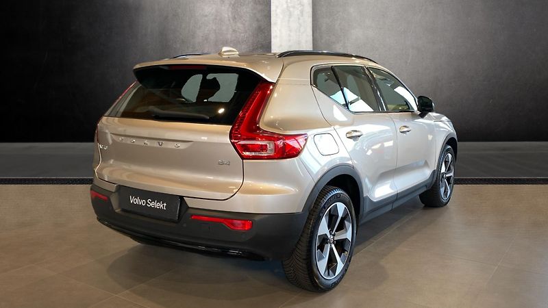 Volvo XC40 ULTIMATE DARK, B4 FWD, 145+10 - fotka 3 z 37