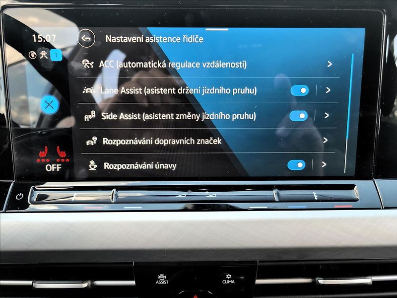 Volkswagen Golf 2,0 TDI,TFT,navi,výhřev,klima - fotka 32 z 50