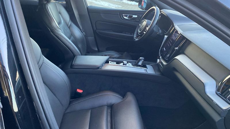 Volvo XC60 R-DESIGN, B5 AWD, 173+10 kW / - fotka 8 z 31