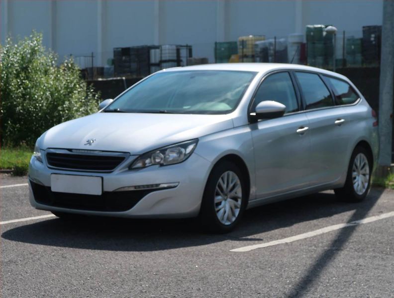 Peugeot 308 (2015) 1.2 e-THP, nová STK, zamluveno - fotka 2 z 14