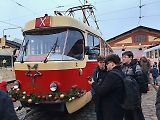 Vánoční flotila pražského dopravního podniku letos poprvé vyjela v sobotu vpodvečer ze střešovické vozovny.