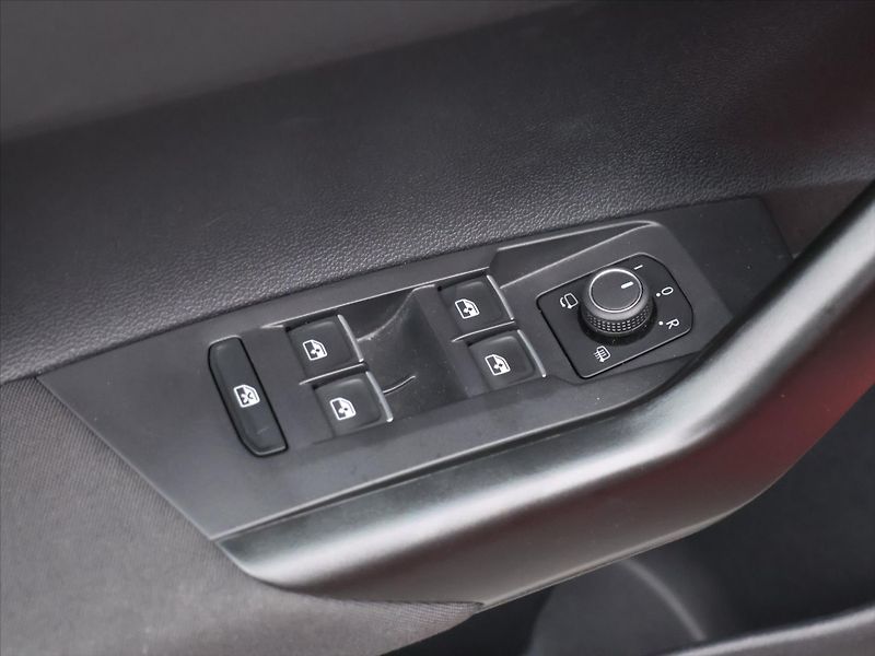 Volkswagen Taigo 1,0 TSI DSG R-Line Virtual DPH - fotka 15 z 32