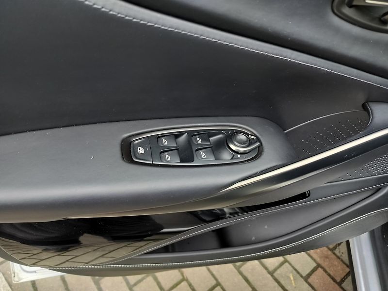 Aston Martin DBX 707 23
