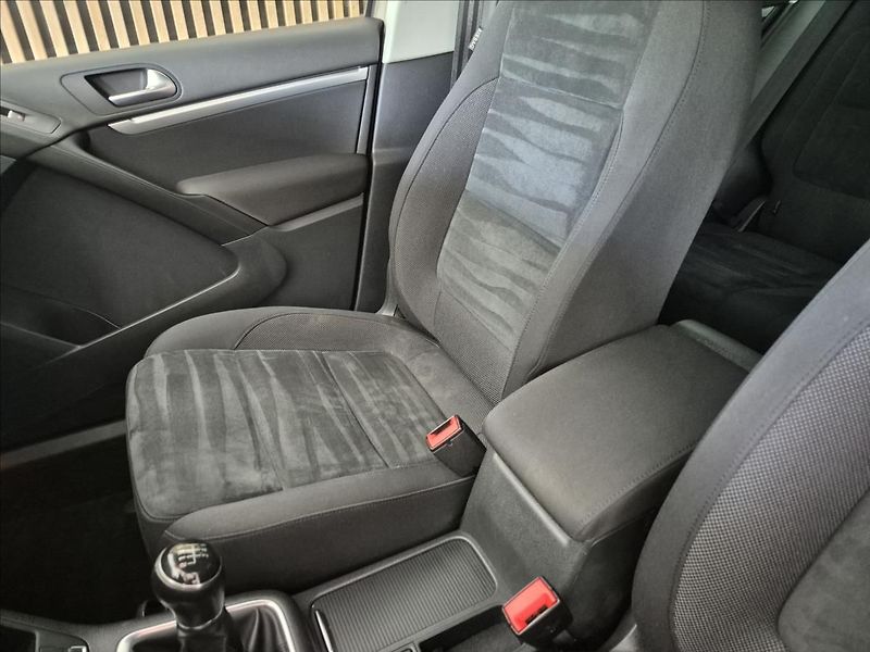 Volkswagen Tiguan TDI 4 MOTION R-Line - fotka 20 z 31