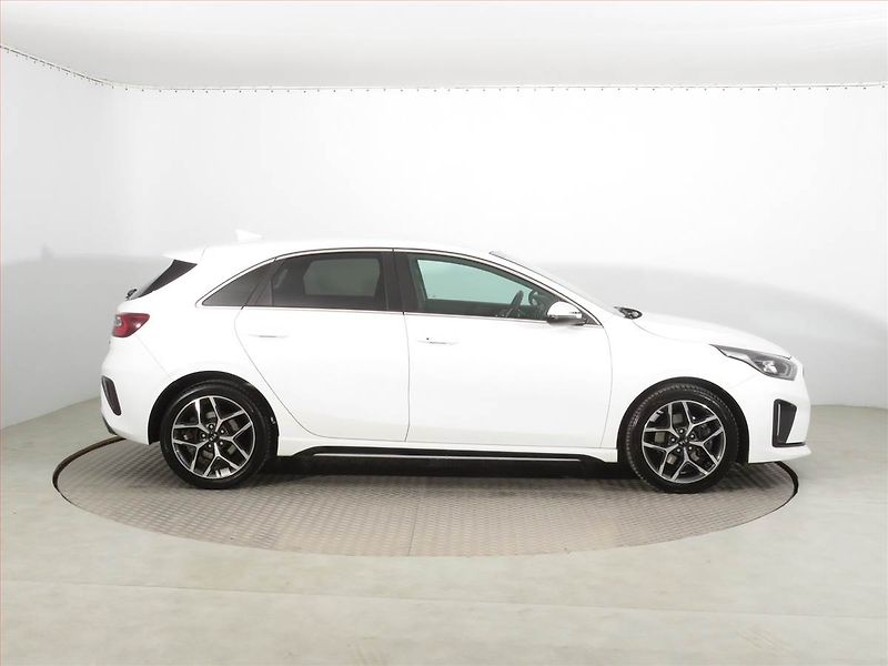Kia Ceed (2021) GT Line 1.6 CRDi MHEV, Automat - fotka 6 z 17