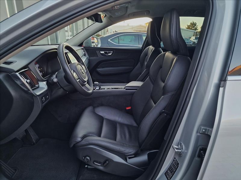Volvo XC60 B5 AWD Momentum Pro,ČR,1.Maj. - fotka 19 z 50