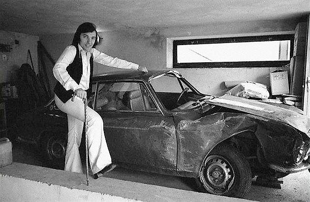 Karel Gott u havarované Alfy Romeo 2000 GT Veloce., zdroj: Se svolením Aukro.cz