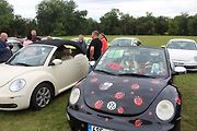 Z 33. Mezinárodního srazu Beetle a New Beetle na téma Naruby u zámku Kačina ve Svatém Mikuláši.