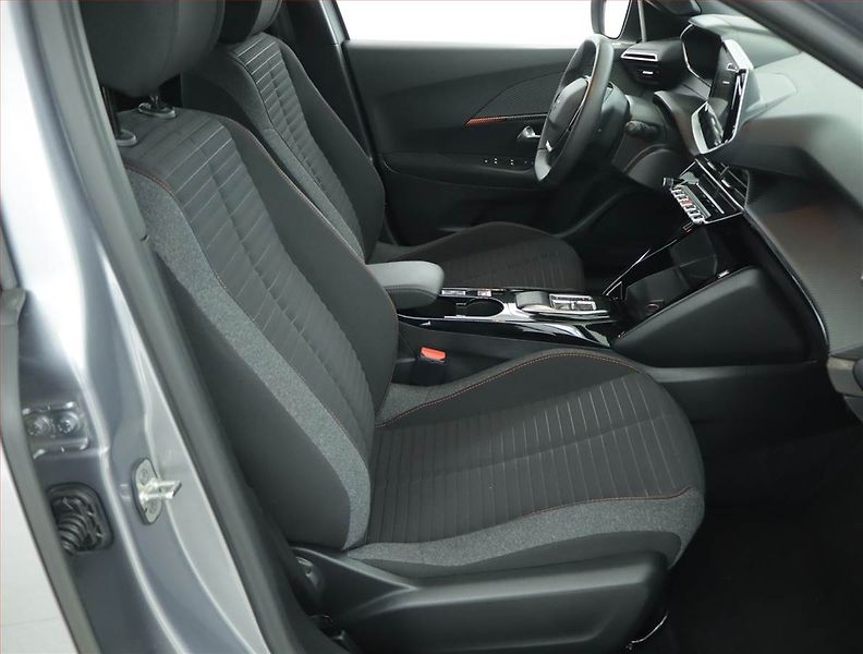 Peugeot 2008 (2023) Active Pack 50 kWh, SoH 98% - fotka 9 z 18