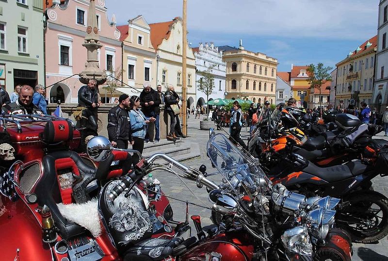 Třeboňské Masarykovo náměstí bylo motorkami doslova našlapané. Stovkám strojů požehnal tamní kaplan Jiří Kalaš.