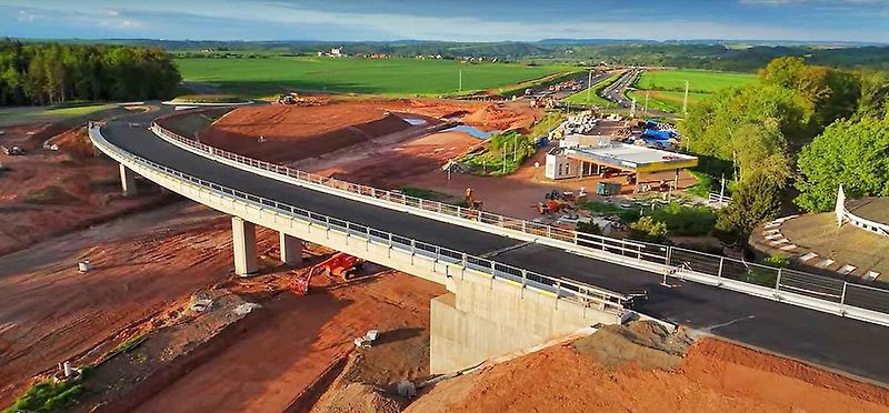 Proměna Jesenické křižovatky vrcholí. Úrovňové křížení se brzy stane minulostí, řidičům za pár dní začne sloužit nový most a dvojice kruhových objezdů.