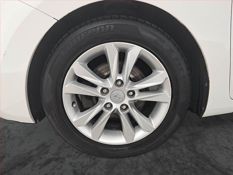 Hyundai i30 (2014) Trikolor 1.6 MPI, Tempomat - fotka 15 z 17