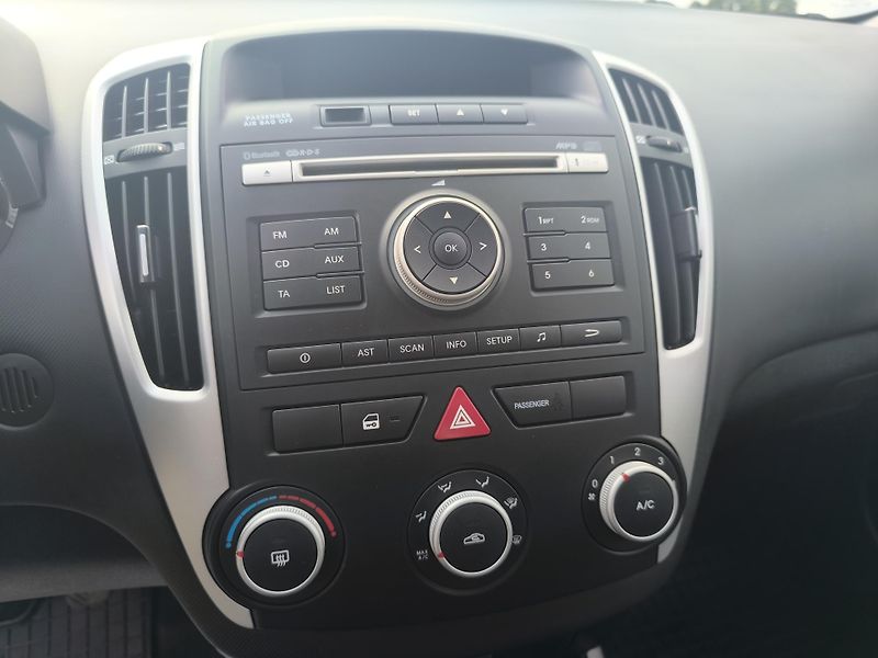 Kia Ceed (2011) 1.4 1.MAJITEL,SERVISNI KÍŽKA - fotka 20 z 31