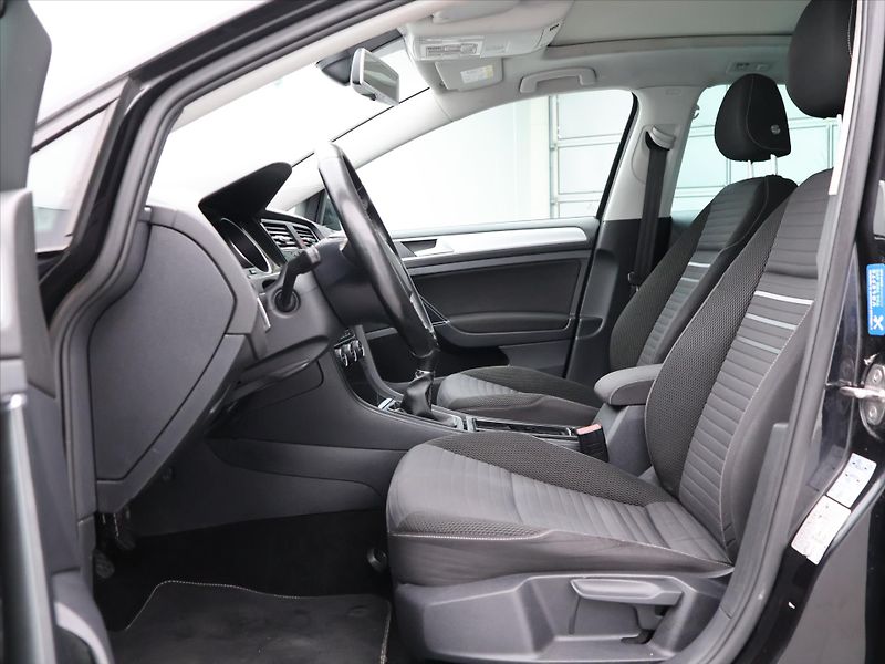 Volkswagen Golf 1,4 TSI 92kW Cup 1.Maj Navi - fotka 10 z 33