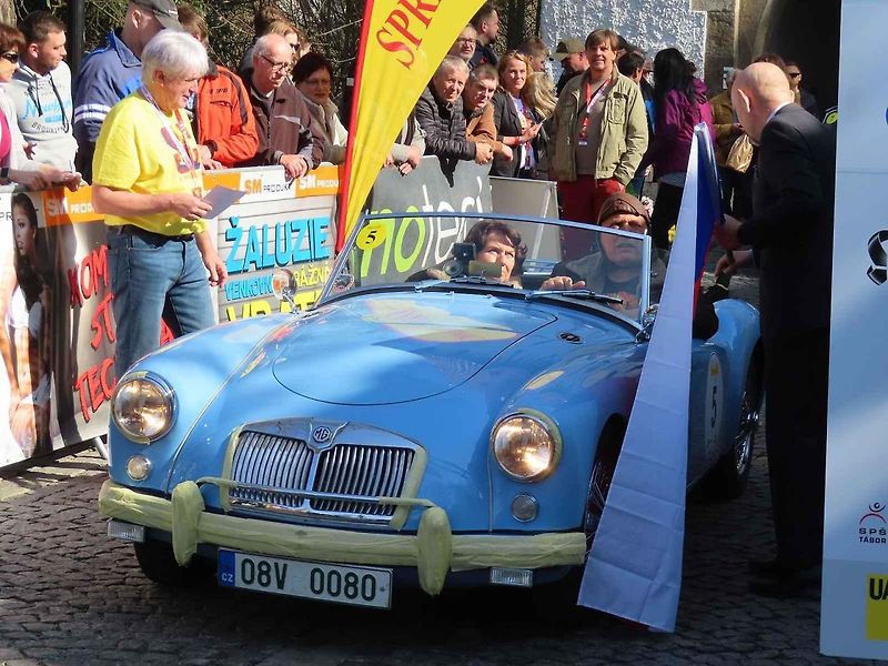 Michal a Jonáš Pavlíčkovi na startu. Rallye Spring Classic startovalo v sobotu 12. dubna dopoledne z jihočeského Tábora. Na trasu 231 kilometrů vyrazilo 100 posádek.