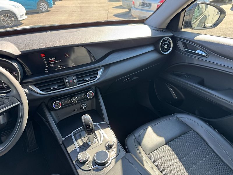 Alfa Romeo Stelvio (2018) 2,0 T 206 KW Q4 AT ZF8 SUPER - fotka 15 z 36