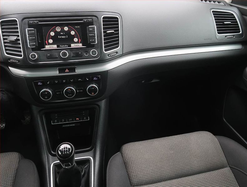 Volkswagen Sharan (2015) 2.0 TDI, 7 míst, Navi - fotka 8 z 28