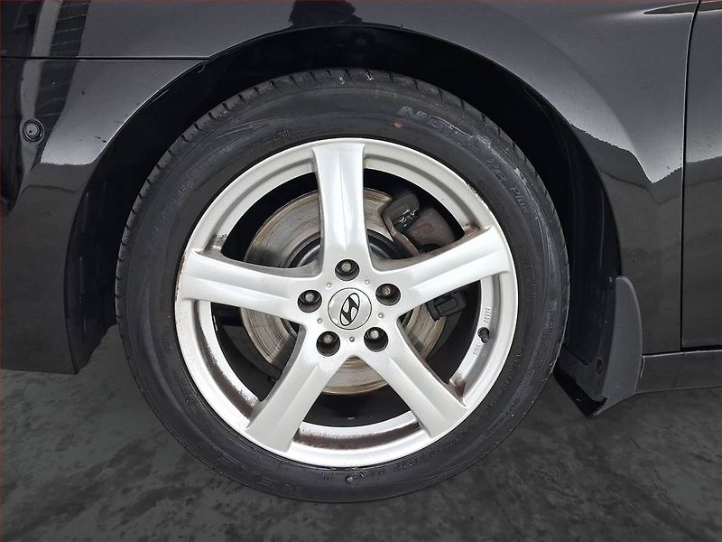 Hyundai i40 (2012) 1.7 CRDi, Navi, Xenony - fotka 15 z 24