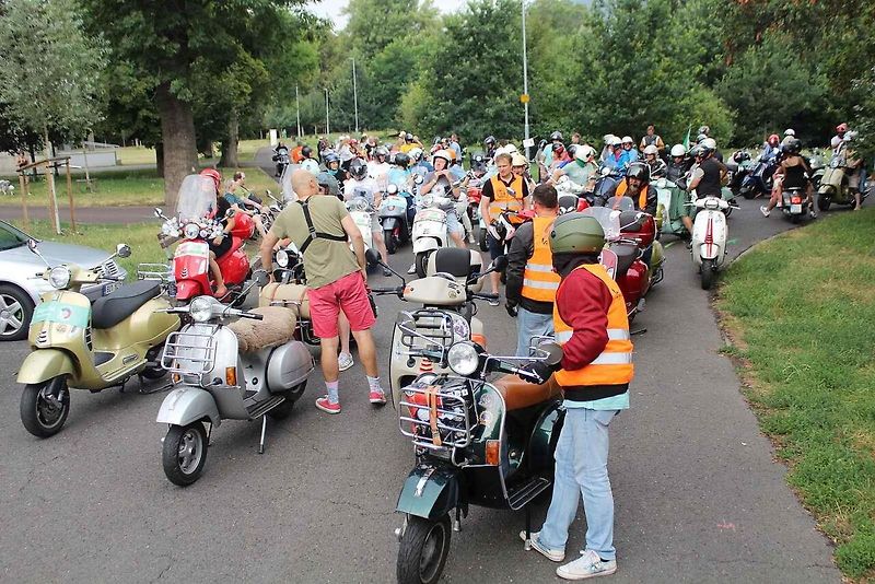 Sraz majitelů italských skútrů Vespa s názvem Vesparáda se v Lovosicích uskutečnil již popáté. Na snímku právě konvoj vyráží na spanilou jízdu.