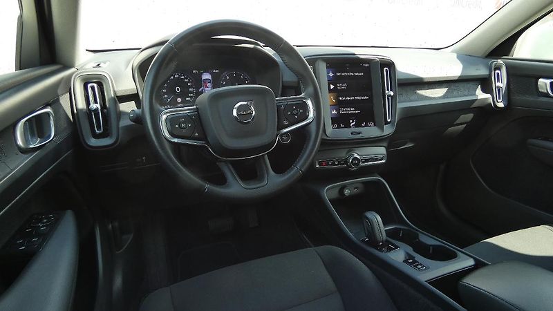 Volvo XC40 T2 FWD Momentum Core - fotka 5 z 22