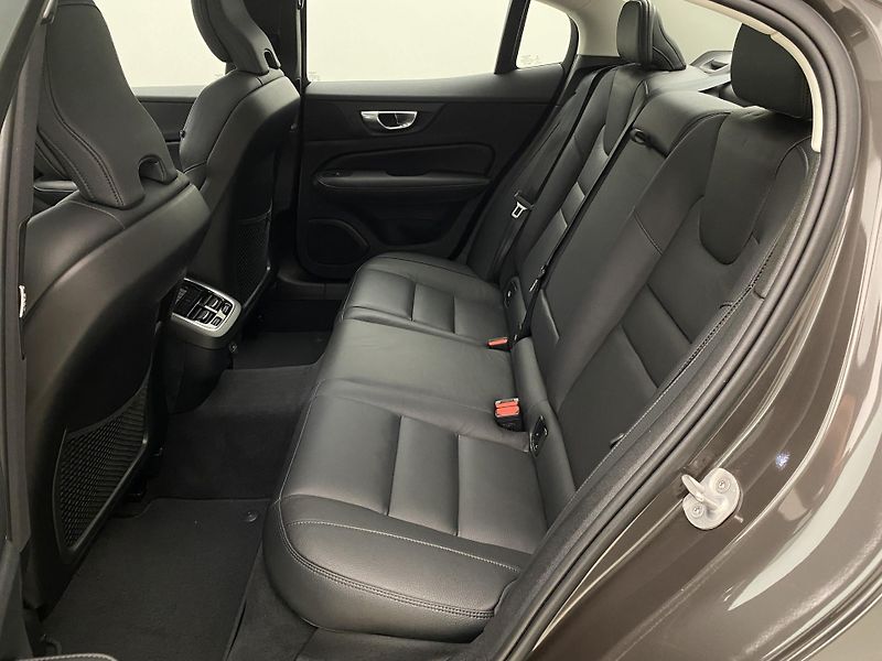 Volvo S60 B5 AWD DARK ULTIMATE REZERVACE - fotka 5 z 58