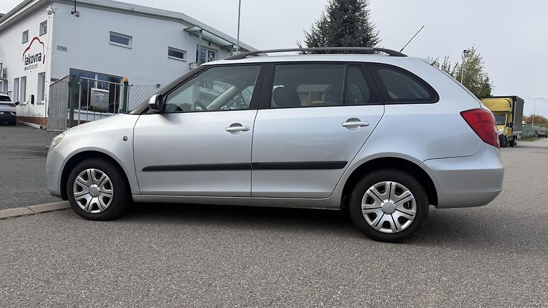 Škoda Fabia (2009) 1.4 16V 63KW 115 TIS KM KLIMA - fotka 11 z 20