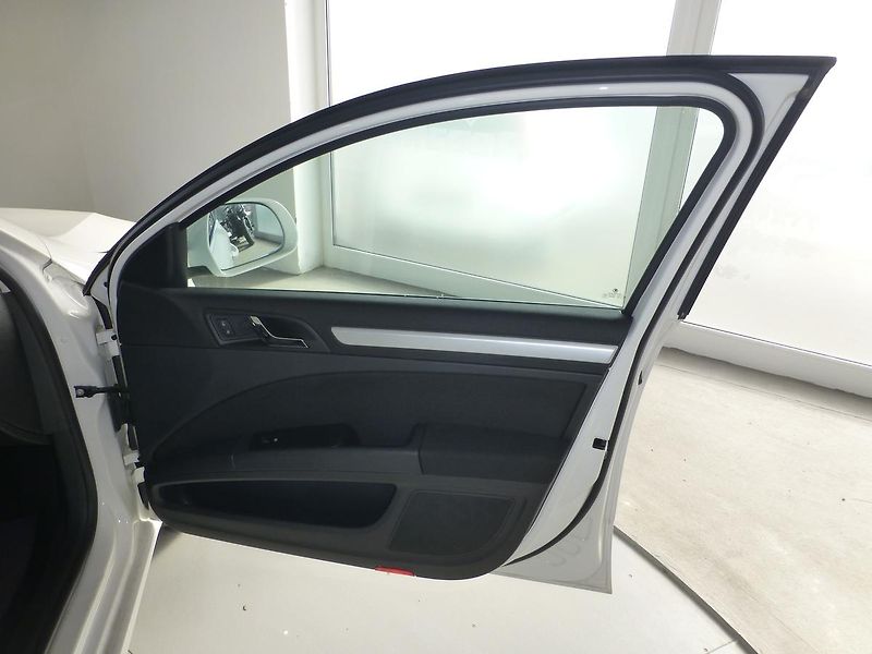 Škoda Superb (2014) 2,0TDI*NAV*PARK S*VYHŘ.S*XENON - fotka 21 z 29