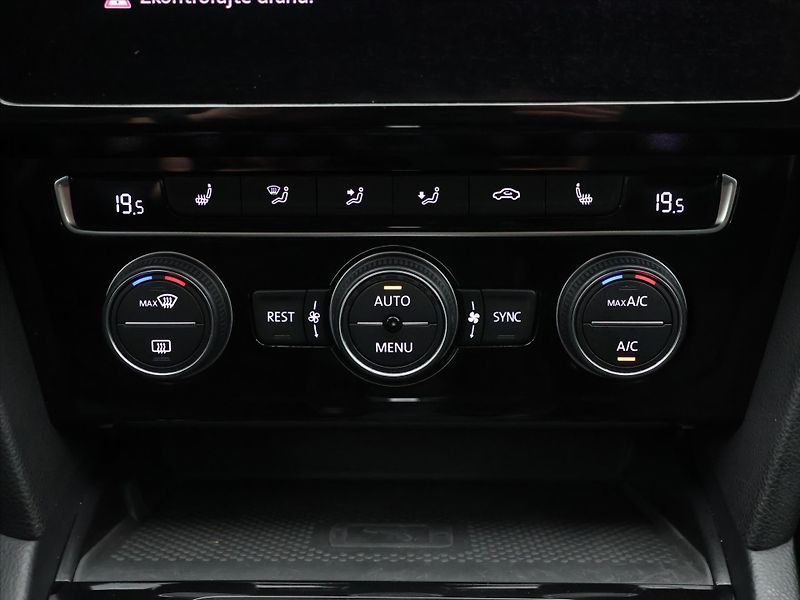 Volkswagen Passat 2,0 TDI 110kW DSG 1.Maj. DPH - fotka 29 z 39
