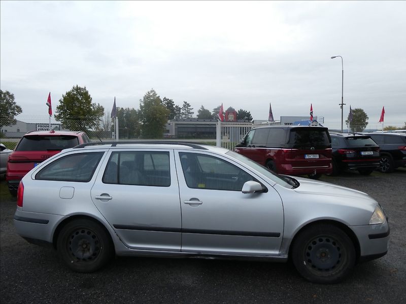 Škoda Octavia 1,6 FSi 85kW závěs, 2x kola - fotka 8 z 25