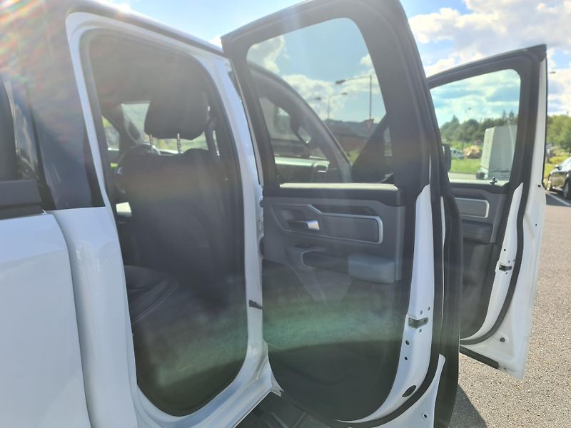 Dodge RAM 1500 (2022) 5.7 HEMI 4x4 BIGHORN LPG - fotka 13 z 67