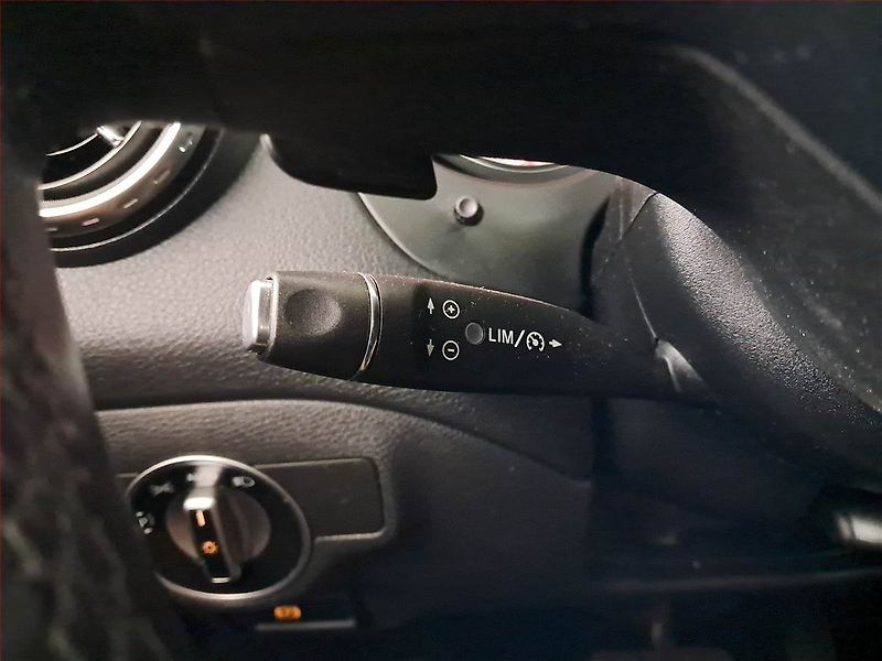 Mercedes-Benz GLA (2015) 220 CDI 4MATIC, 4X4 - fotka 21 z 23