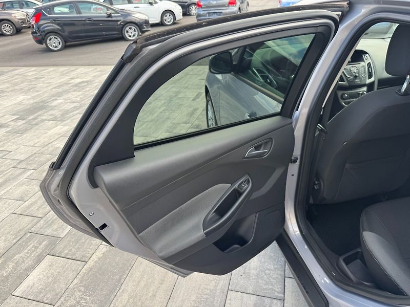Ford Focus (2011) Trend 1.6 Ti-VCT - fotka 12 z 30