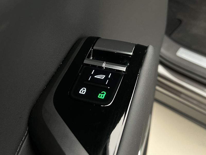 Volvo EX90 AWD TWIN MOTOR RECHARGE 7 MÍST - fotka 49 z 53