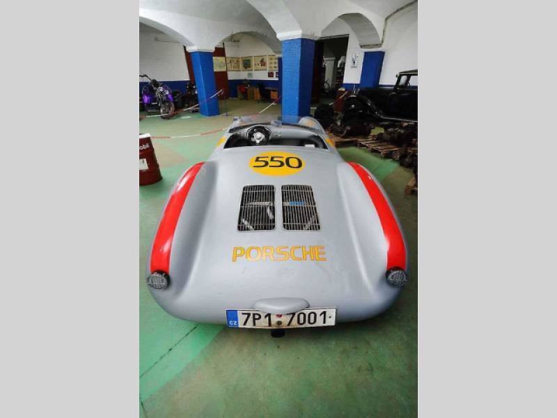 01 - Automobilový nadšenec a sběratel Jaromír Kostlivý otevřel ve Stodu u Plzně nové muzeum veteránů věnované vozům značek Volkswagen Brouk a Porsche. Návštěvníci uvidí naleštěné brouky i auta v procesu renovace, expozice čítá na 40 vozů.