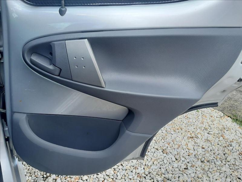 Peugeot 107 1,0i 50kW AUTOMAT - fotka 26 z 38