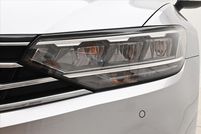 Volkswagen Passat 2,0 TDI 110 kW DSG Business Zá - fotka 29 z 31