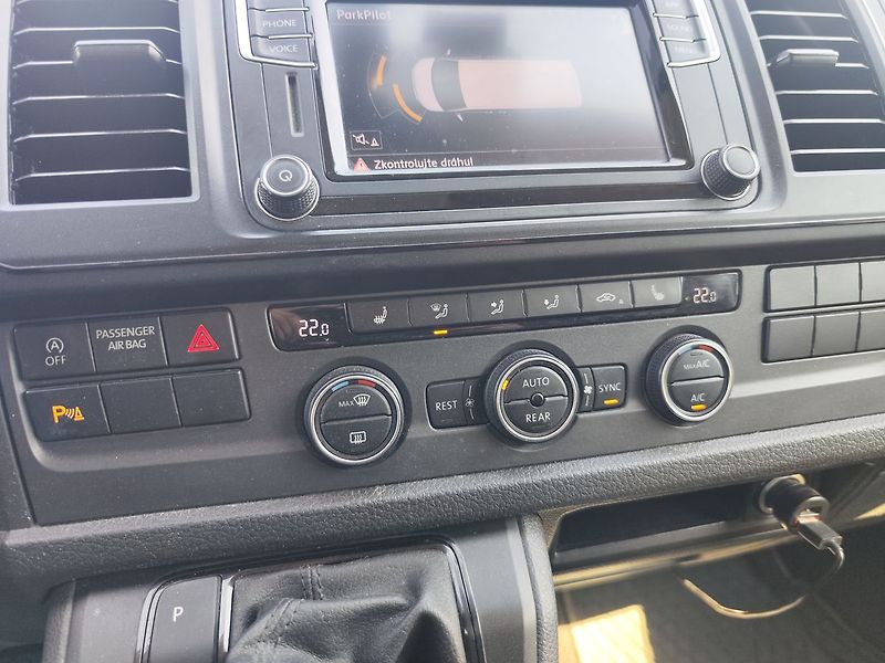 Volkswagen Caravelle 2.0 TDi/110kW Long ,DSG 8.míst - fotka 19 z 28