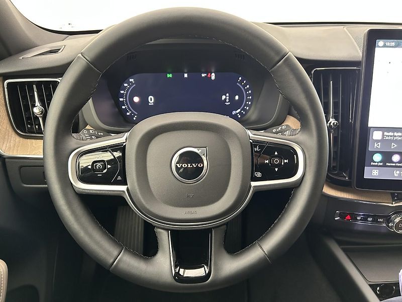 Volvo XC60 2.0 B5 4x4 PLUS DARK - fotka 17 z 30