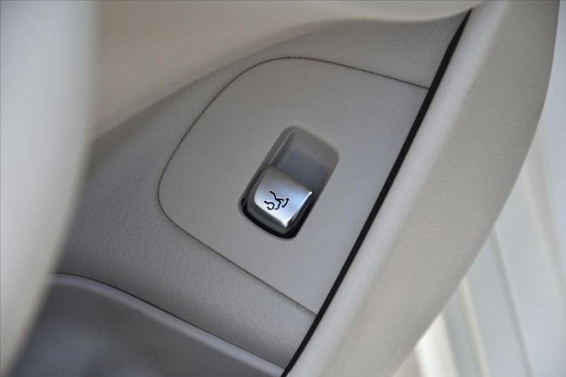 Mercedes-Benz Třídy E 220D 4MATIC AMG NAVI ČR - fotka 31 z 34