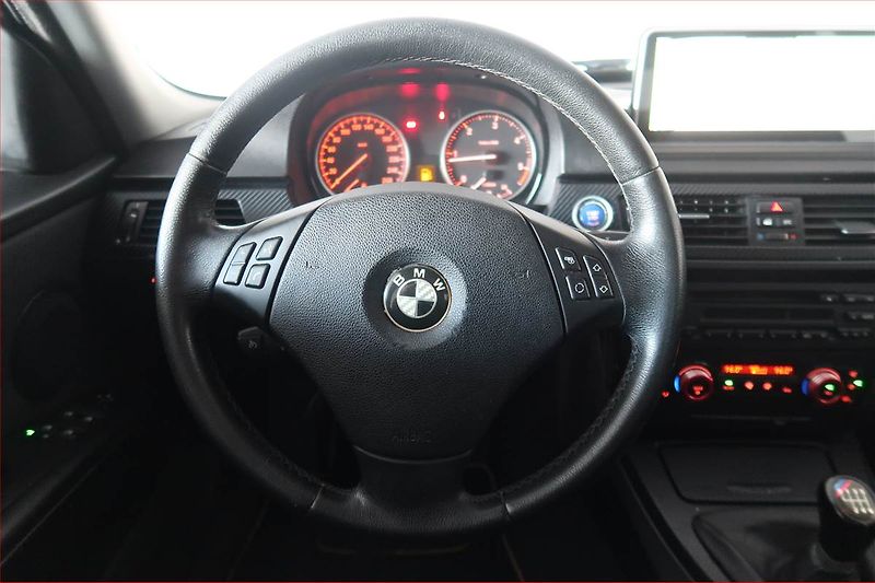 BMW Řada 3 (2010) 320 d, nová STK, jezdí výborně - fotka 18 z 19