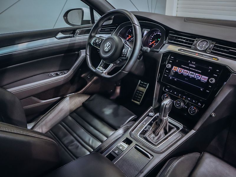 Volkswagen Passat 2.0TDI DSG R-line - fotka 22 z 23
