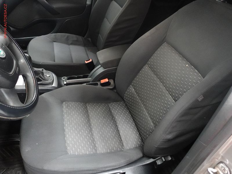 Škoda Octavia (2011) 1.6TDi, ČR, AC, temp - fotka 9 z 19