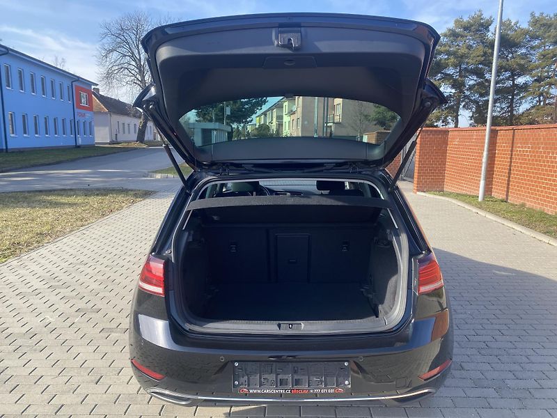 Volkswagen Golf 1.6TDi,PLNÁ VÝB.SUPER STAV!! - fotka 40 z 48