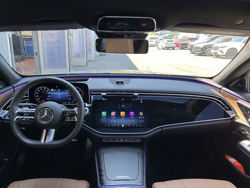 Mercedes-Benz Třídy E 220 d 4MATIC AMG Line Panorama - fotka 14 z 18