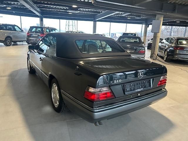 Mercedes-Benz 124 (1995) E320 24V kabriolet - fotka 9 z 28