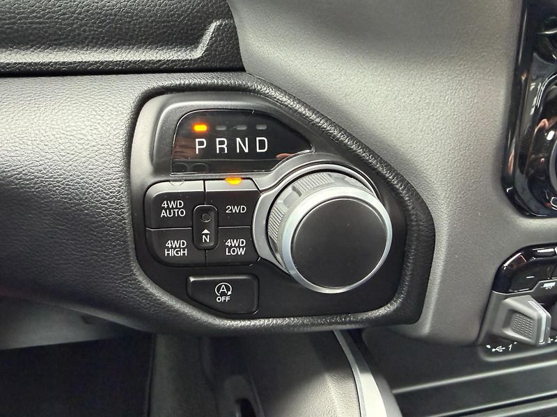 Dodge RAM (2022) +HEMI+OFFROAD PAKET+WHITE+ - fotka 17 z 21
