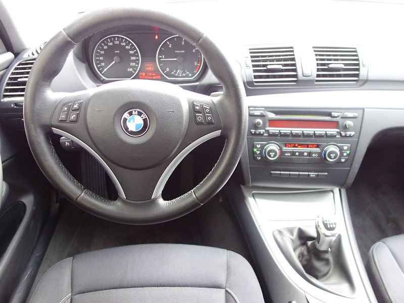BMW Řada 1 (2008) 118d 105kW - fotka 12 z 32