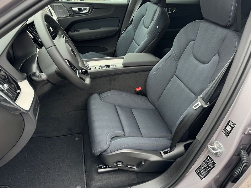 Volvo XC60 (2026) PLUS B5, 360°, FULL LED - fotka 12 z 25