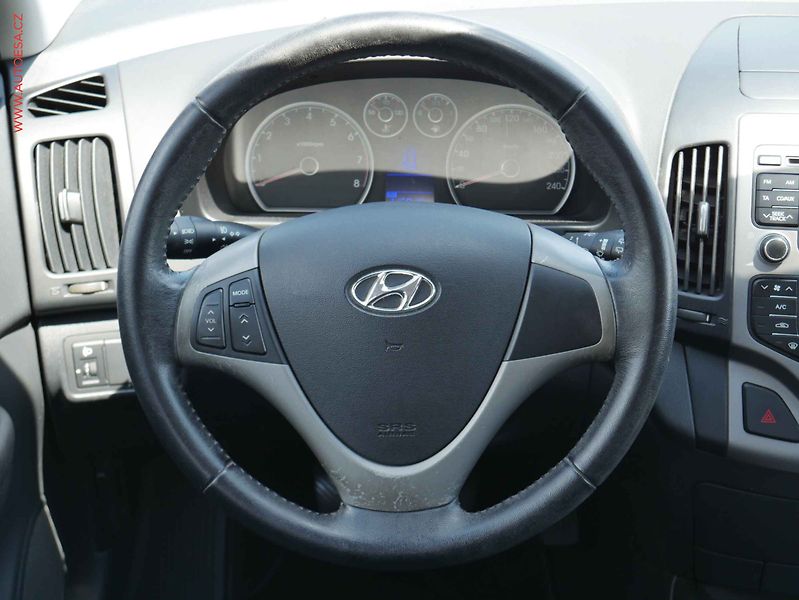 Hyundai i30 (2010) 1.6 16V, ČR, AC, STK1/28 - fotka 15 z 16